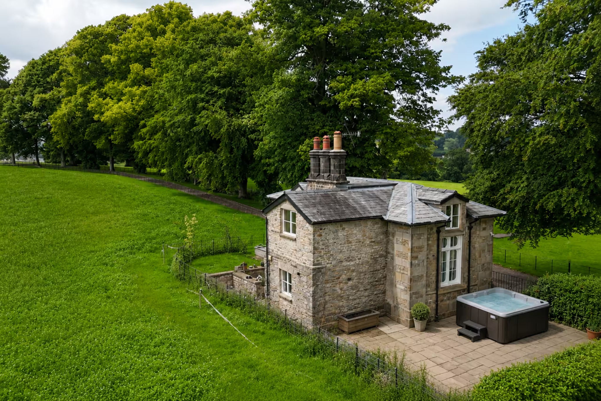 Summerfield Lodge and private hot tub